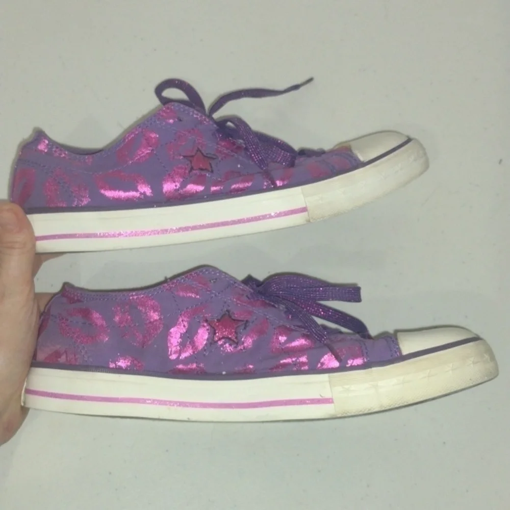 Converse One Star Girls Junior 6 Shimmer Pink Lips on Purple Low Chucks Sneakers